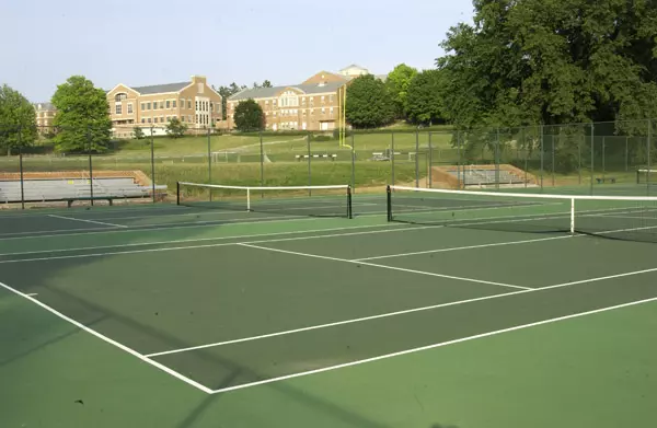 McDaniel College (tennis court)